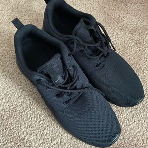 Black Nike Roshe women’s size 10 never worn
